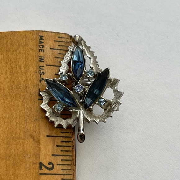 Emmons signed blue crystal glass silver tone clip on earrings - Picture 7 of 9